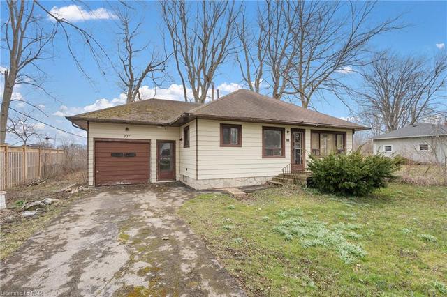 207 Elmwood Avenue, House detached with 2 bedrooms, 1 bathrooms and 4 parking in Fort Erie ON | Image 6