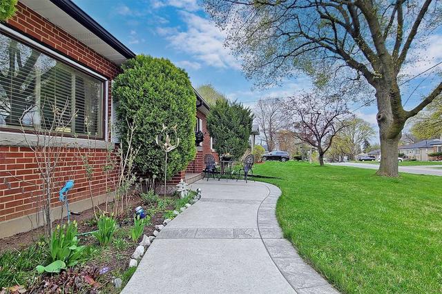 118 Hadrian Dr, House detached with 3 bedrooms, 3 bathrooms and 8 parking in Toronto ON | Image 34