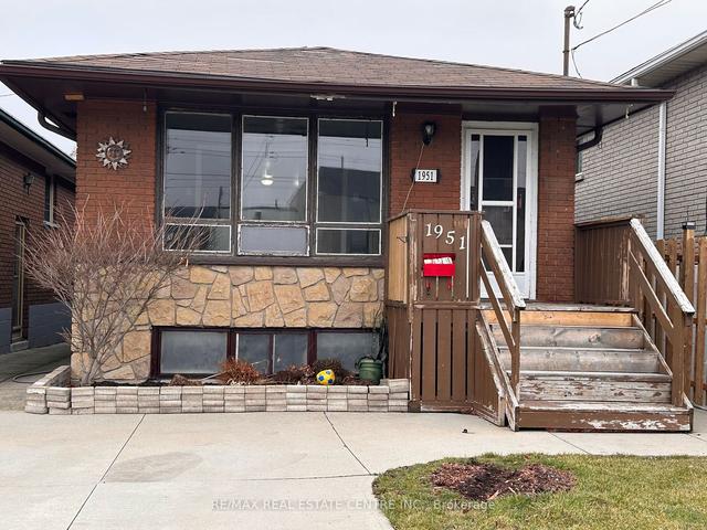 1951 Brampton St N, House detached with 3 bedrooms, 1 bathrooms and 1 parking in Hamilton ON | Image 1