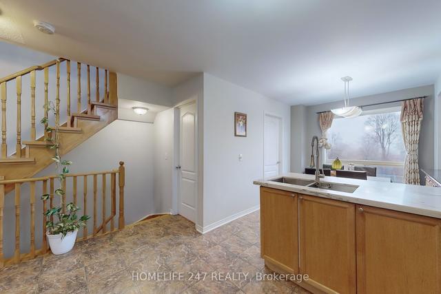 118 Jenkinson Way, Townhouse with 3 bedrooms, 3 bathrooms and 2 parking in Toronto ON | Image 3