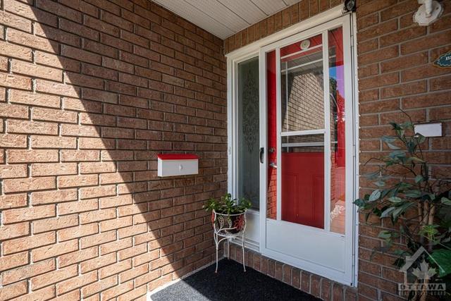 1528 Briarfield Crescent, Townhouse with 3 bedrooms, 2 bathrooms and 3 parking in Ottawa ON | Image 3