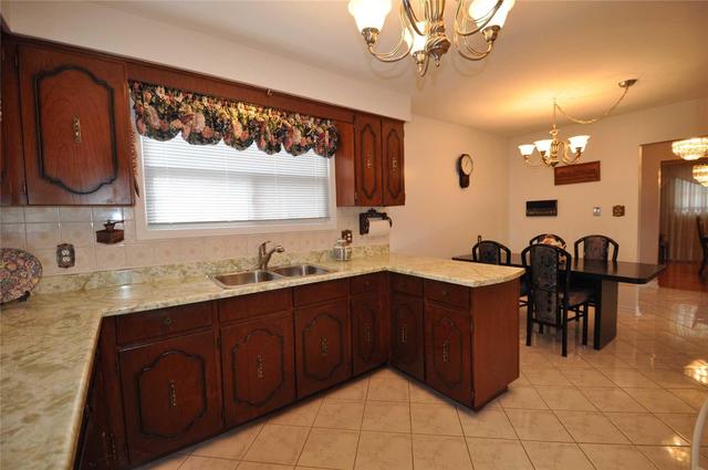 104 Linkdale Rd, House detached with 3 bedrooms, 3 bathrooms and 2 parking in Brampton ON | Image 7