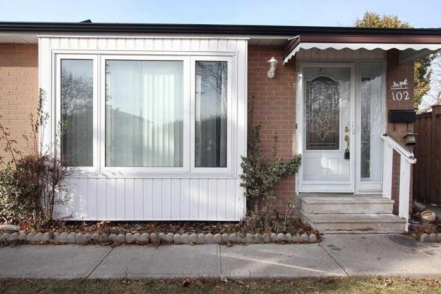 102 Goldcrest Rd, House semidetached with 3 bedrooms, 2 bathrooms and 2 parking in Brampton ON | Image 2