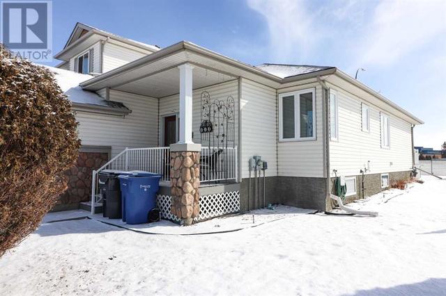 36 Stonegate Crescent Se, House attached with 3 bedrooms, 2 bathrooms and 2 parking in Medicine Hat AB | Image 3