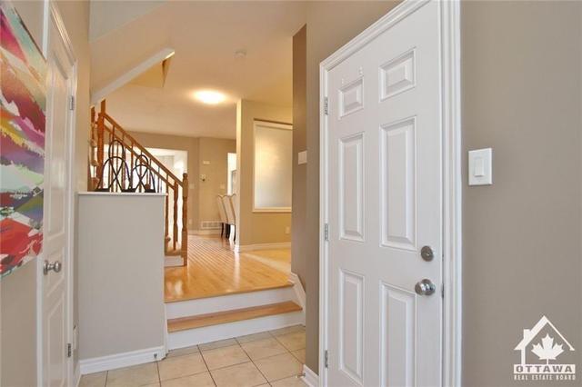 1132 Tischart Crescent, Townhouse with 3 bedrooms, 3 bathrooms and 3 parking in Ottawa ON | Image 2