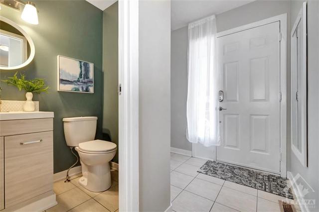 4326 Meadowvale Lane, Townhouse with 3 bedrooms, 2 bathrooms and 1 parking in Ottawa ON | Image 3
