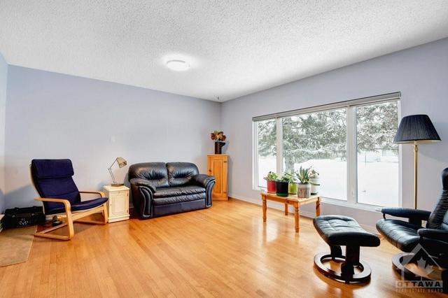 32 Epworth Avenue, House detached with 3 bedrooms, 2 bathrooms and 4 parking in Ottawa ON | Image 5