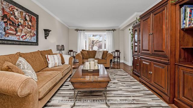 19 Montgomery Sq, House detached with 4 bedrooms, 3 bathrooms and 9 parking in Brampton ON | Image 33