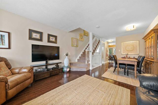 1239 Woodhill Crt, House attached with 2 bedrooms, 3 bathrooms and 2 parking in Mississauga ON | Image 2