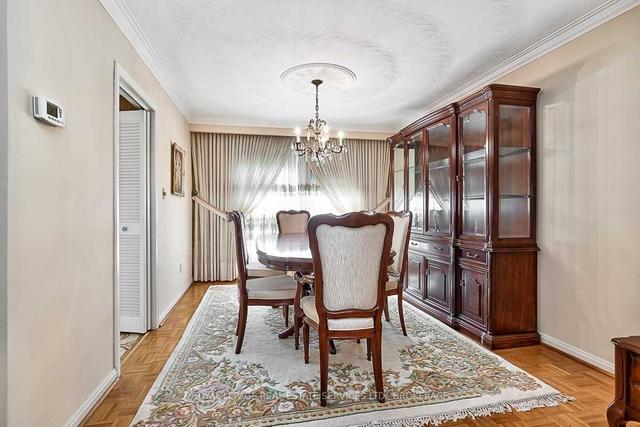 31 Islay Crt, House detached with 3 bedrooms, 2 bathrooms and 6 parking in Toronto ON | Image 4