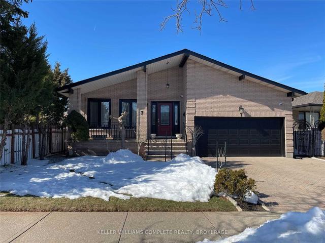 7 Valrose Dr, House detached with 3 bedrooms, 1 bathrooms and 1 parking in Hamilton ON | Image 1