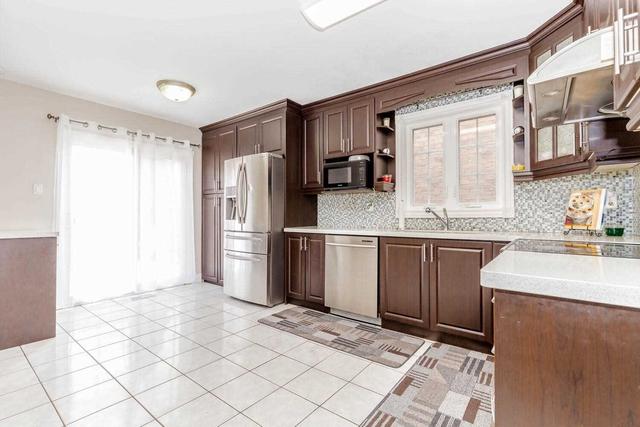 5 Dupont Crt, House detached with 4 bedrooms, 4 bathrooms and 6 parking in Brampton ON | Image 2