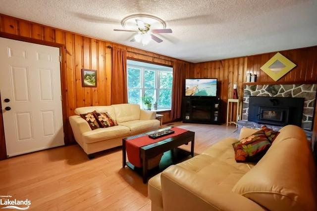 9259 Highway 118, House detached with 2 bedrooms, 1 bathrooms and 7 parking in Minden Hills ON | Image 3