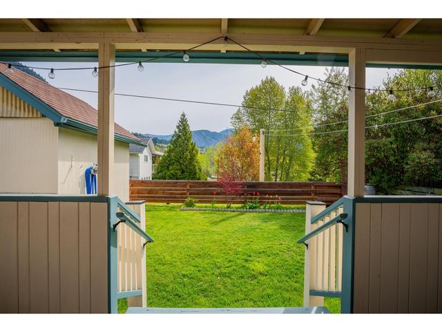 555 5th Ave, House detached with 6 bedrooms, 3 bathrooms and 4 parking in Castlegar BC | Image 82