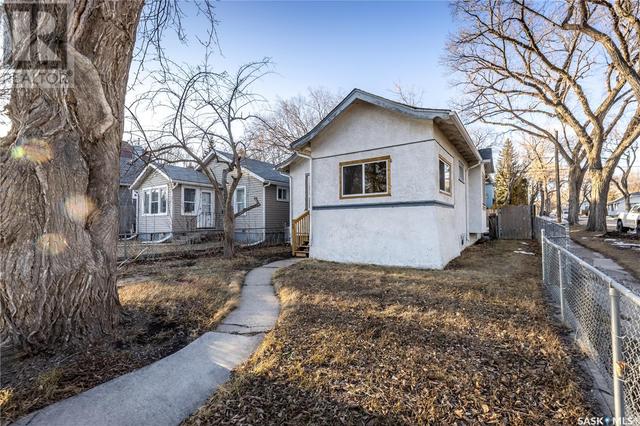 302 26th St, House detached with 3 bedrooms, 2 bathrooms and null parking in Saskatoon SK | Card Image