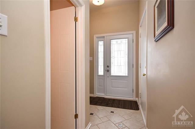 6229 Arbourwood Drive, Townhouse with 3 bedrooms, 3 bathrooms and 3 parking in Ottawa ON | Image 3