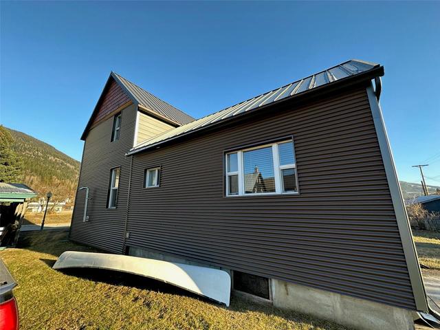 415 Second Street, E, House detached with 2 bedrooms, 1 bathrooms and 4 parking in Revelstoke BC | Image 5