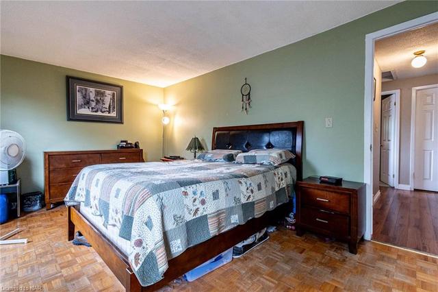 4207 Briarwood Avenue, House semidetached with 3 bedrooms, 2 bathrooms and 2 parking in Niagara Falls ON | Image 2