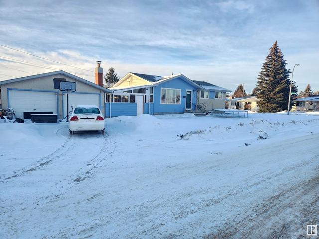 8207 135a Av Nw, House detached with 4 bedrooms, 2 bathrooms and null parking in Edmonton AB | Card Image