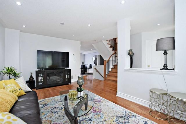 210 Williamson Dr W, House attached with 3 bedrooms, 4 bathrooms and 3 parking in Ajax ON | Image 2