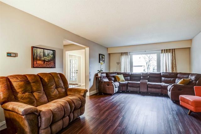 2401 Sinclair Circ, House detached with 5 bedrooms, 4 bathrooms and 4 parking in Burlington ON | Image 3