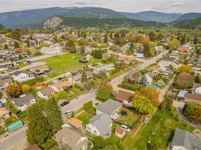 555 5th Ave, House detached with 6 bedrooms, 3 bathrooms and 4 parking in Castlegar BC | Image 16