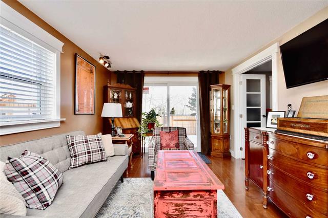 702 Frazer Dr, House semidetached with 1 bedrooms, 3 bathrooms and 3 parking in Midland ON | Image 2