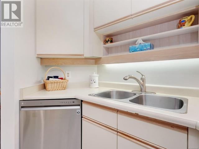 212 - 3931 Shelbourne St, Condo with 2 bedrooms, 2 bathrooms and 1 parking in Saanich BC | Image 11