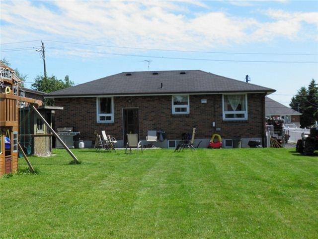 592 Adelaide Ave, House detached with 2 bedrooms, 1 bathrooms and 4 parking in Oshawa ON | Image 10