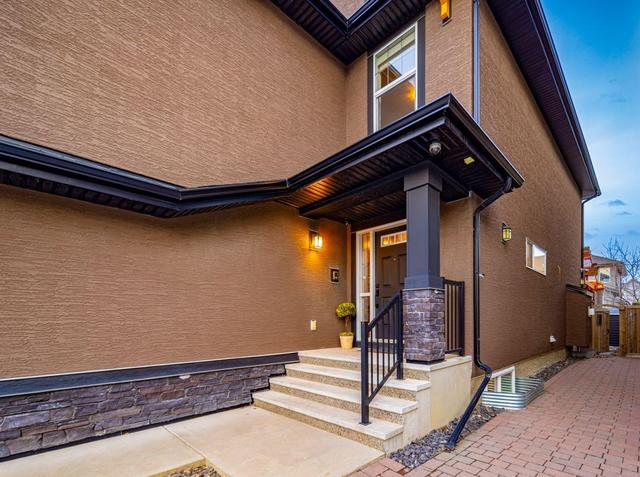 144 Aspenshire Crescent Sw, House detached with 5 bedrooms, 4 bathrooms and 2 parking in Calgary AB | Image 2
