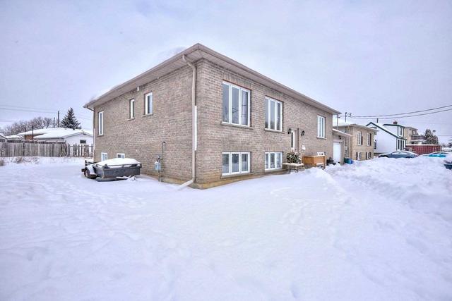 63 Parker St, House detached with 5 bedrooms, 4 bathrooms and 3 parking in St. Catharines ON | Image 3