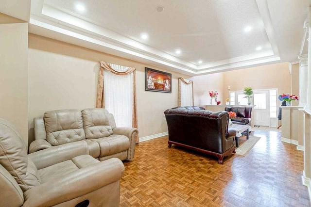 74 Summer Valley Dr, House detached with 4 bedrooms, 4 bathrooms and 6 parking in Brampton ON | Image 2