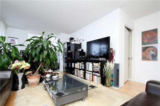 1001 - 75 King St E, Condo with 2 bedrooms, 2 bathrooms and 1 parking in Mississauga ON | Image 3