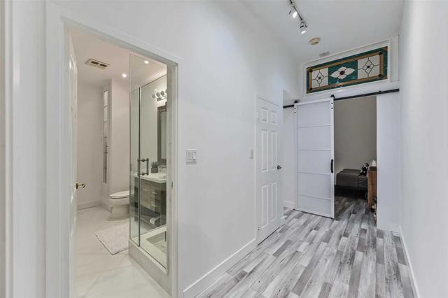 3009 - 25 The Esplanade St, Condo with 2 bedrooms, 1 bathrooms and 0 parking in Toronto ON | Image 2