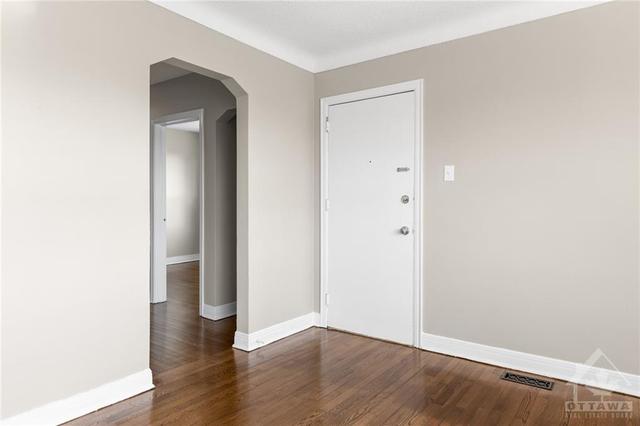 1187 Dorchester Avenue, Condo with 3 bedrooms, 1 bathrooms and 1 parking in Ottawa ON | Image 3