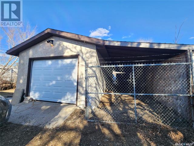 214 Government Road S, House detached with 2 bedrooms, 2 bathrooms and null parking in Weyburn SK | Image 29