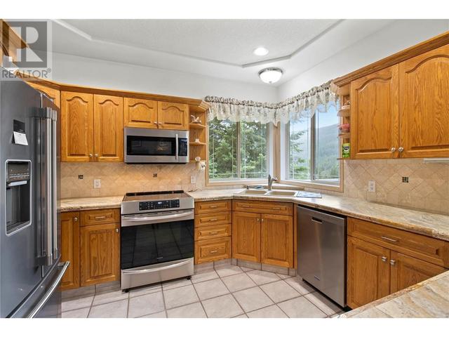 2588 Glenmount Place, House detached with 4 bedrooms, 4 bathrooms and 2 parking in Columbia Shuswap C BC | Image 13