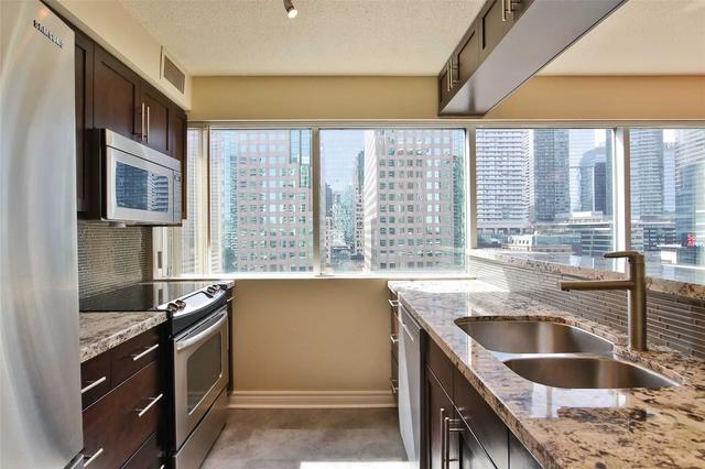 1011 - 10 Queens Quay W, Condo with 2 bedrooms, 2 bathrooms and 1 parking in Toronto ON | Image 2