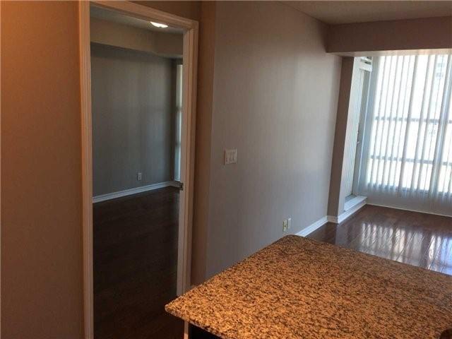 1002 - 33 Elm Dr W, Condo with 2 bedrooms, 2 bathrooms and 1 parking in Mississauga ON | Image 8