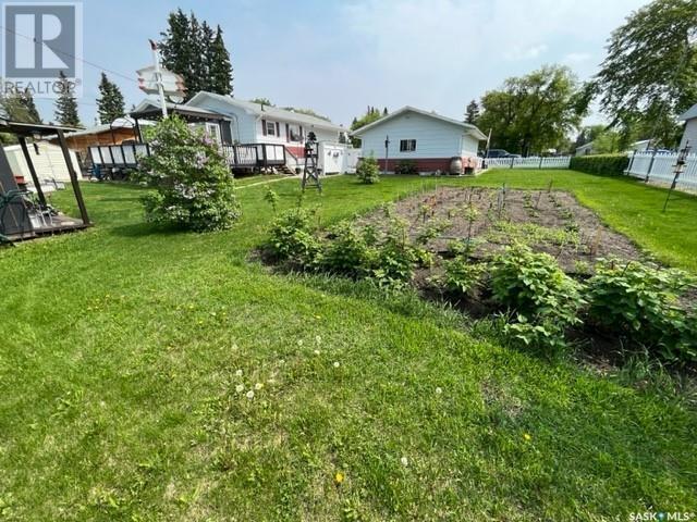 305 3rd Street, House detached with 3 bedrooms, 2 bathrooms and null parking in Star City SK | Image 50