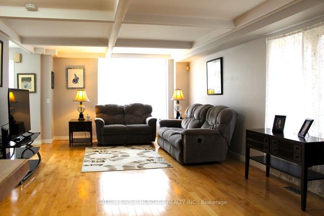 6185 Lawrence Ave E, House attached with 3 bedrooms, 3 bathrooms and 3 parking in Toronto ON | Image 6