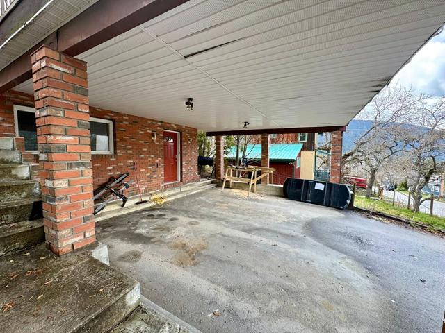 906 Innes Street, House detached with 5 bedrooms, 3 bathrooms and null parking in Nelson BC | Image 4