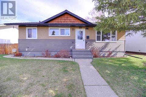 1907 19 Avenue S, House detached with 4 bedrooms, 1 bathrooms and 3 parking in Lethbridge AB | Card Image