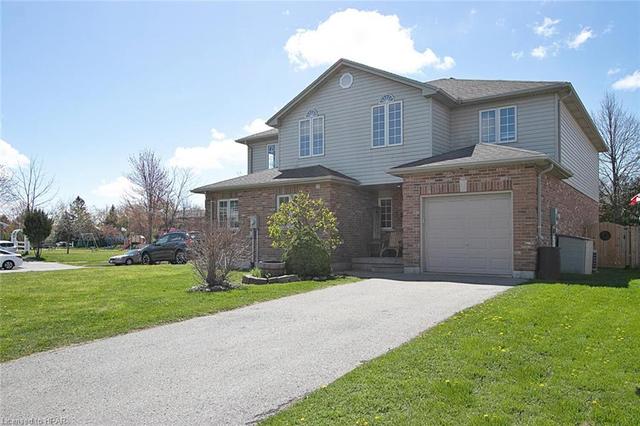 28 Walsh Crescent, House semidetached with 3 bedrooms, 2 bathrooms and 3 parking in Stratford ON | Image 2