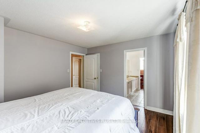68 Oblate Cres, House detached with 4 bedrooms, 4 bathrooms and 6 parking in Brampton ON | Image 2