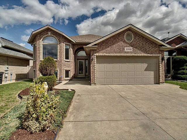 3998 Cosenza St, House detached with 3 bedrooms, 3 bathrooms and 6 parking in Windsor ON | Image 1