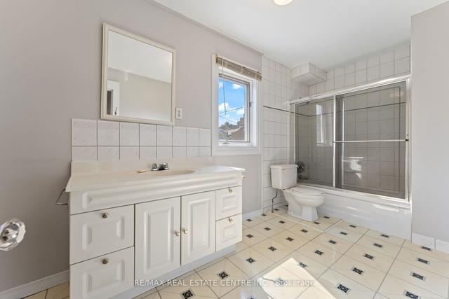 205 Dolph St N, House detached with 3 bedrooms, 11 bathrooms and 1 parking in Cambridge ON | Image 11