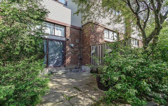 19 Mccallum Crt, Townhouse with 3 bedrooms, 2 bathrooms and 1 parking in Brampton ON | Image 3