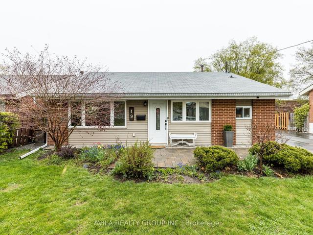 19 Cornwall Rd, House detached with 3 bedrooms, 2 bathrooms and 6 parking in Brampton ON | Image 1