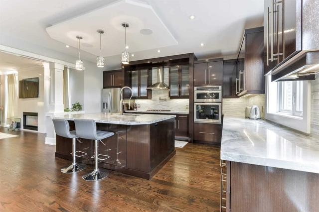 425 Rebecca St, House detached with 4 bedrooms, 5 bathrooms and 9 parking in Oakville ON | Image 2